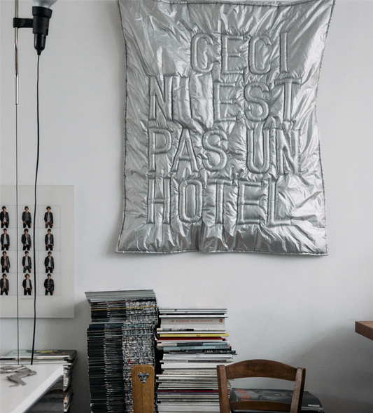 Veggteppe 'Ceci n'est pas un hôtel'