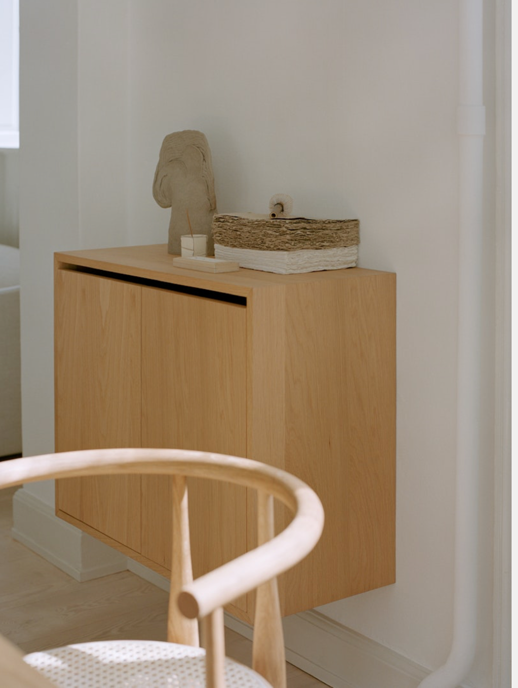 Cabinet Tall w. Doors Oak