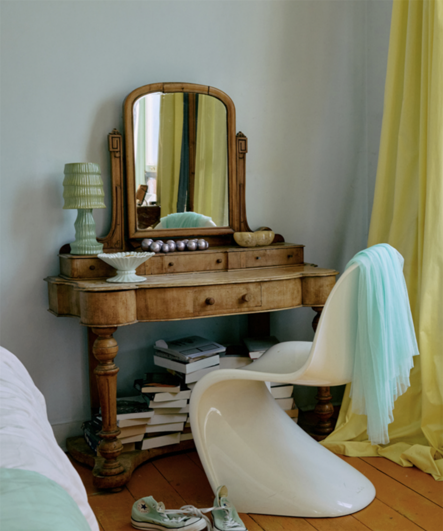 Petal ceramic table lamp