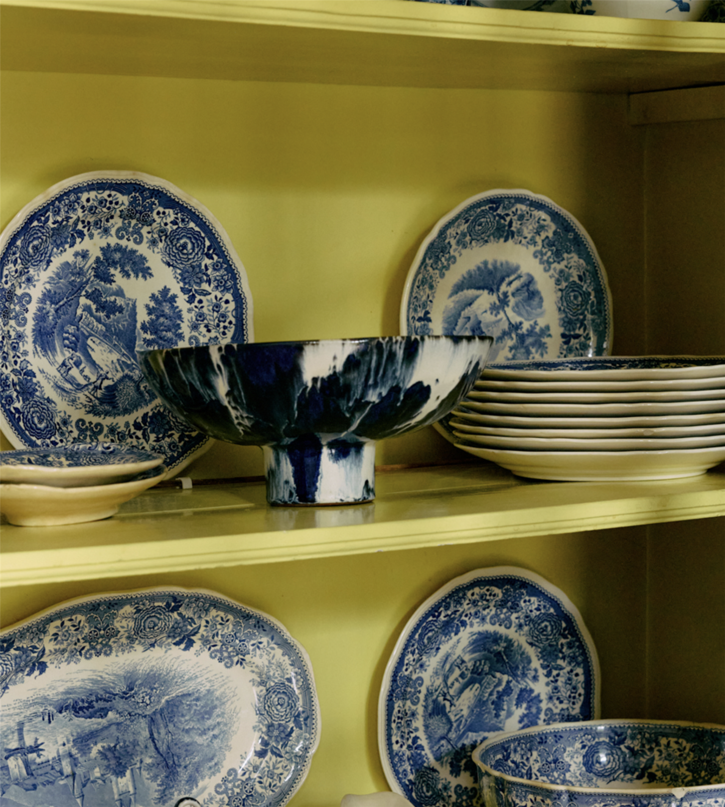 Ceramic bowl on base Indigo