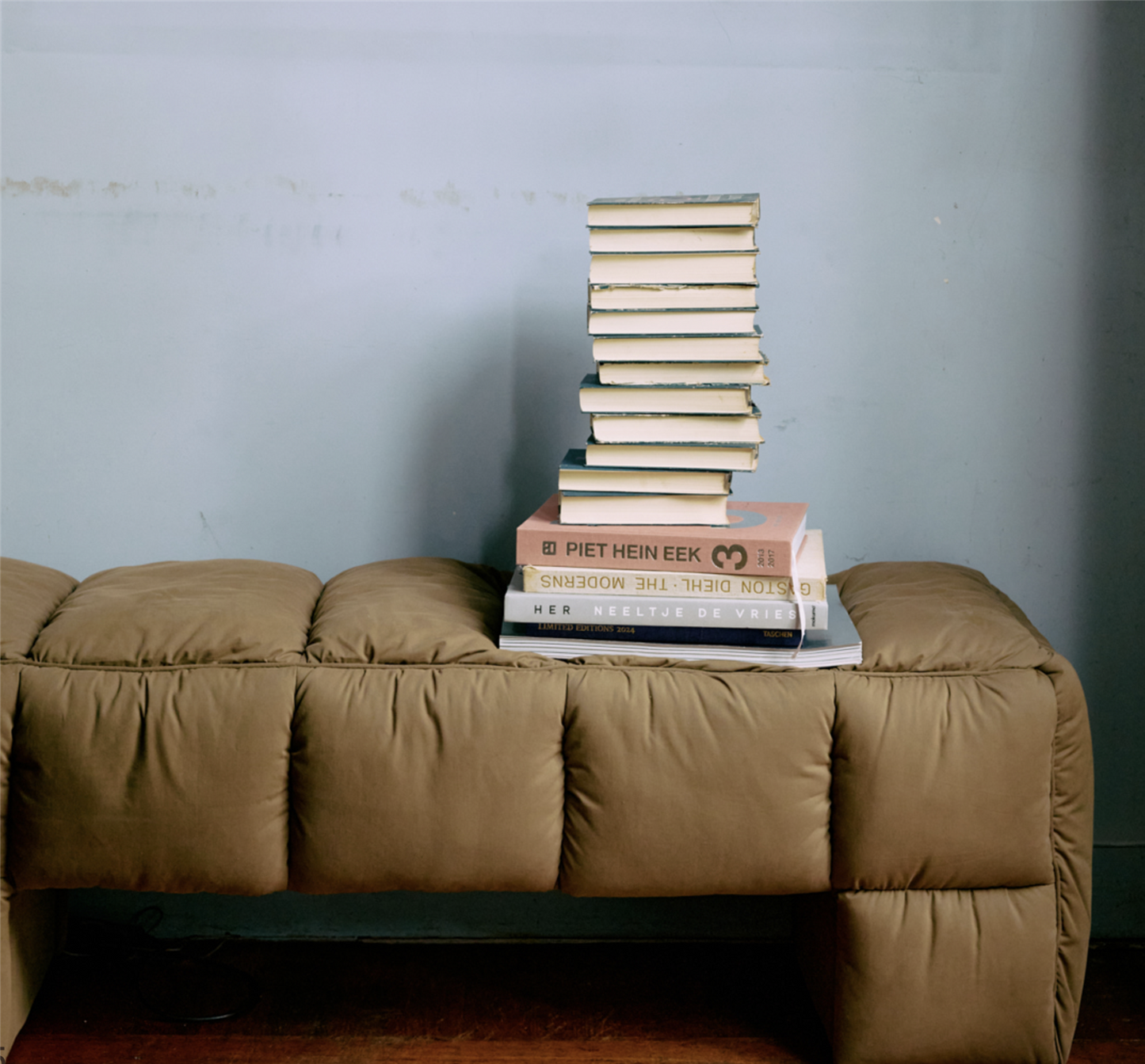 Puffy lobby bench , Olive
