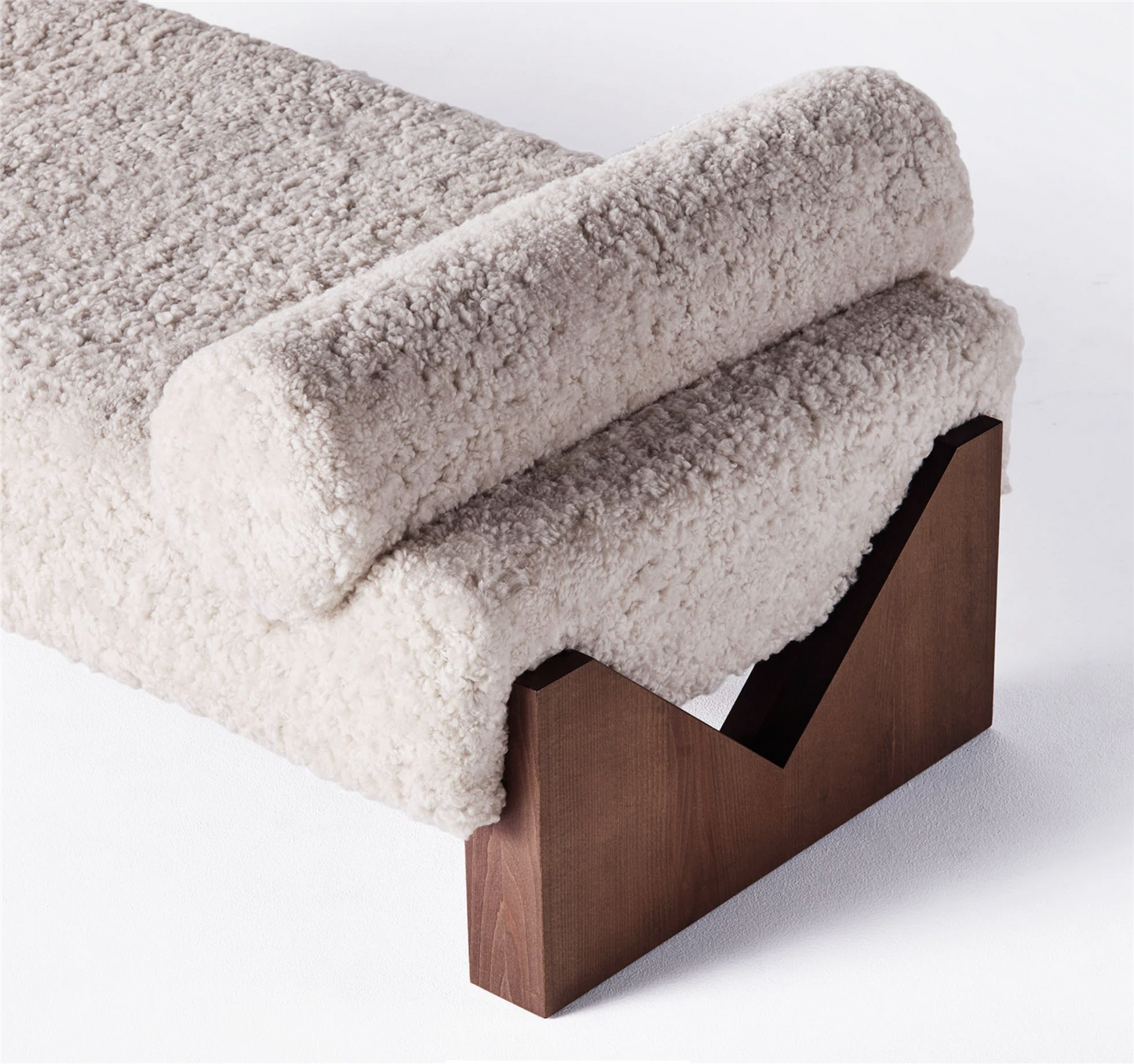V Daybed Sheepskin