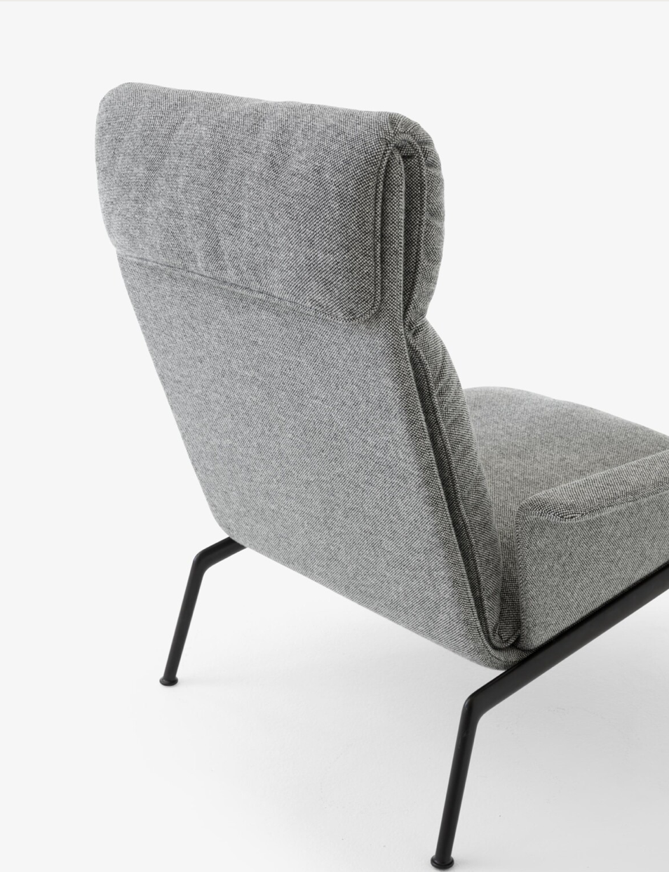 Muno LN17 High back lounge chair w. arms. Hallingdal 0126