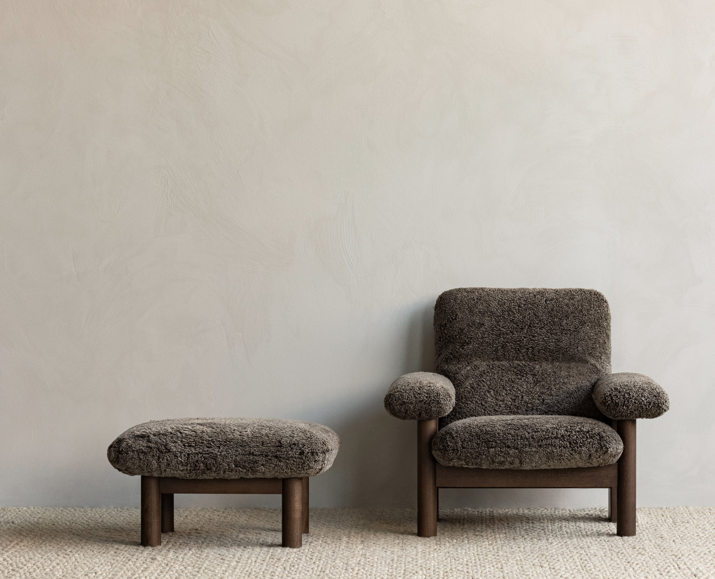 Brasilia lounge chair sheepskin root, dark stained oak