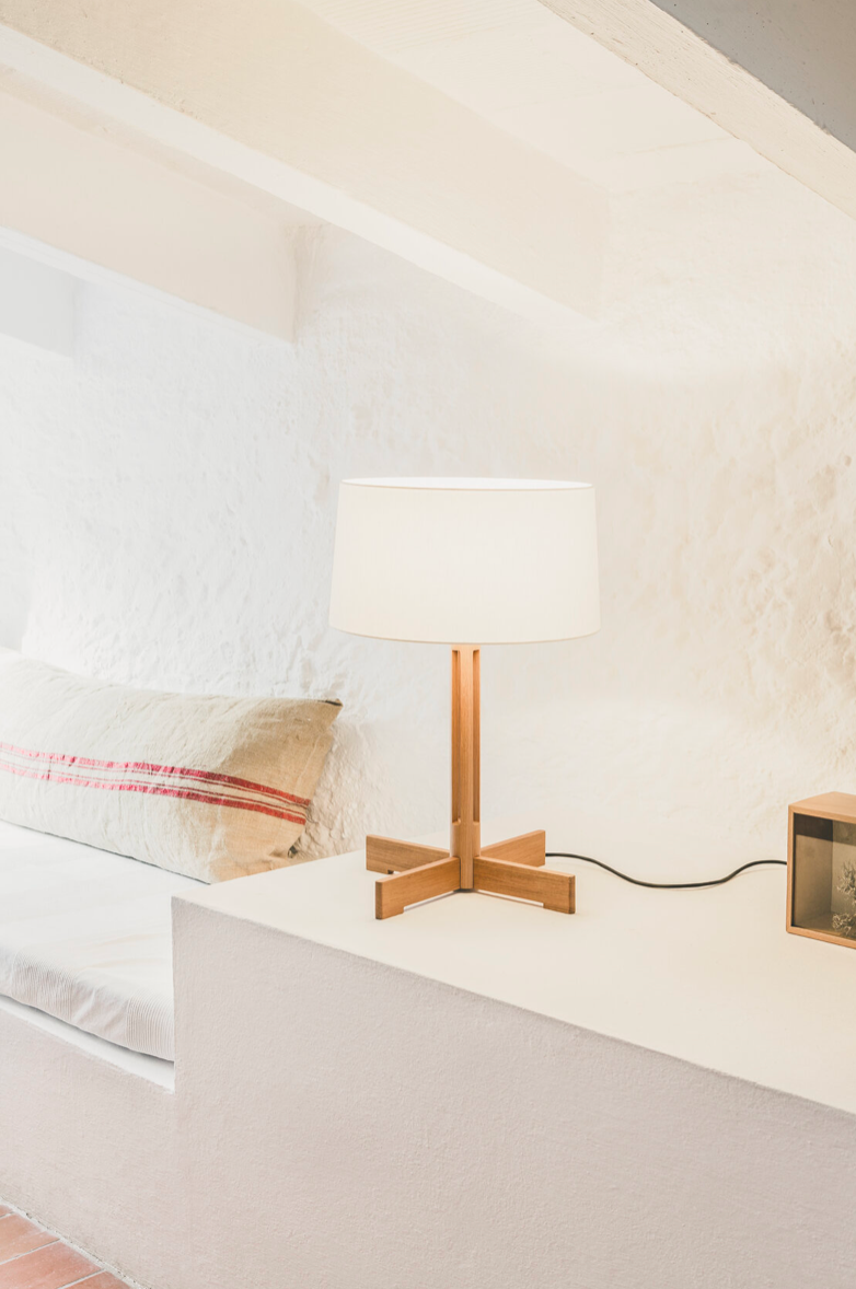 FAD Menor table lamp natural oak/linen H 42 cm