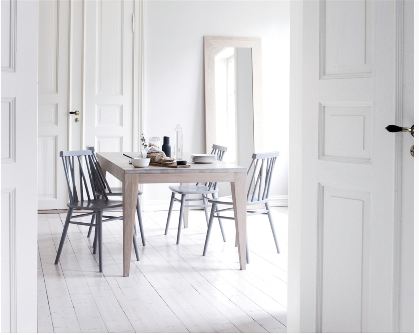 Varg dining table