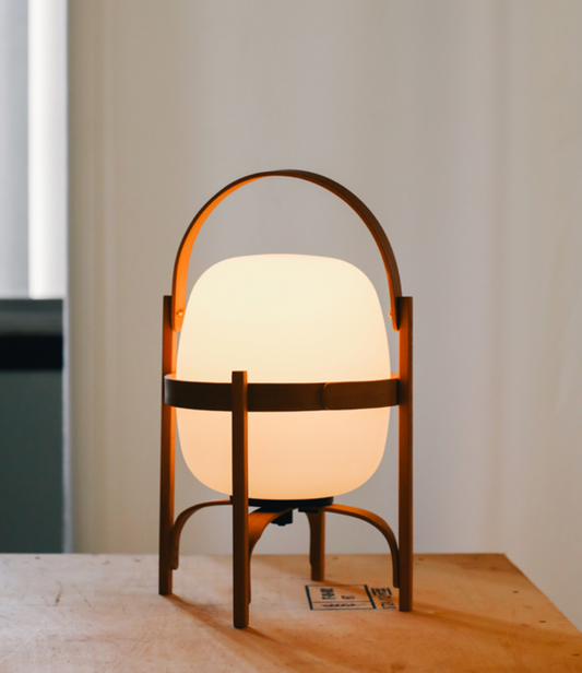 Cestita bordlampe cherrywood opalhvit