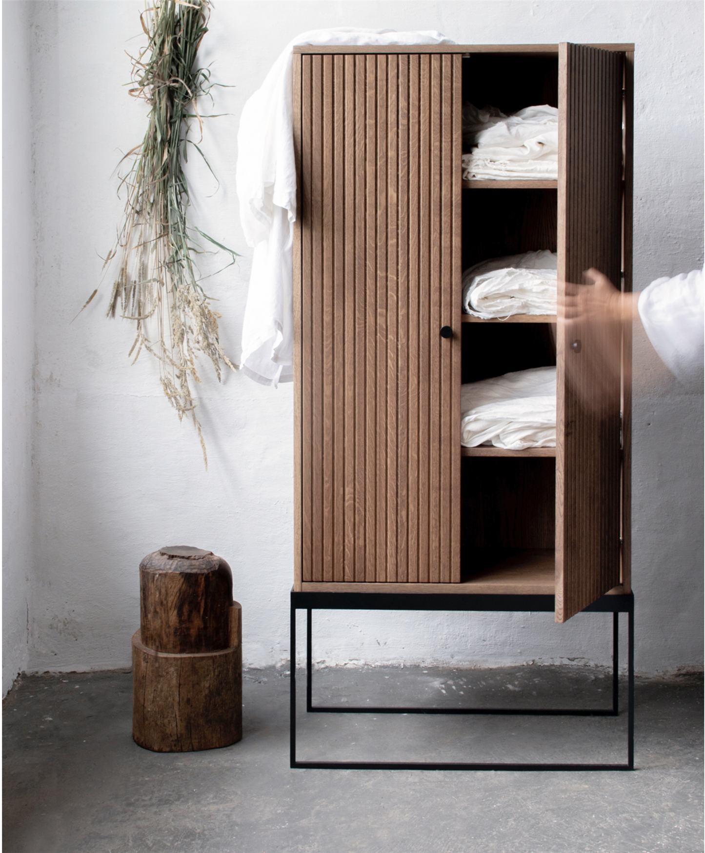 Dis cabinet smoked oak grooved doors