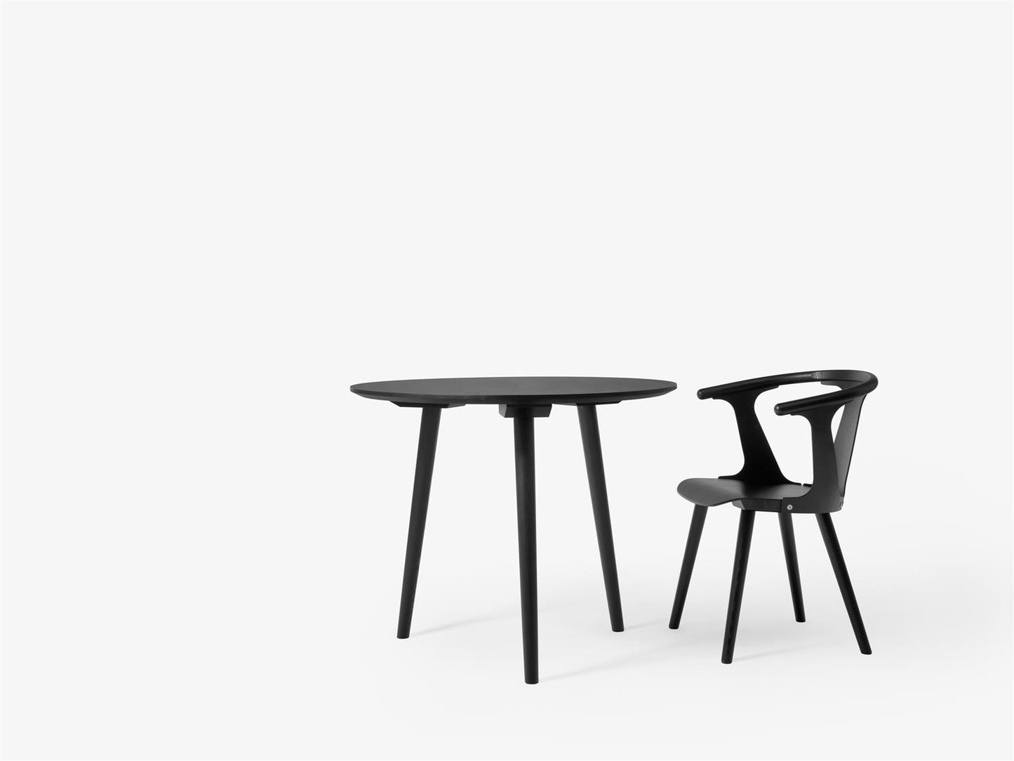 In between SK3 table stained black oak ø90cm