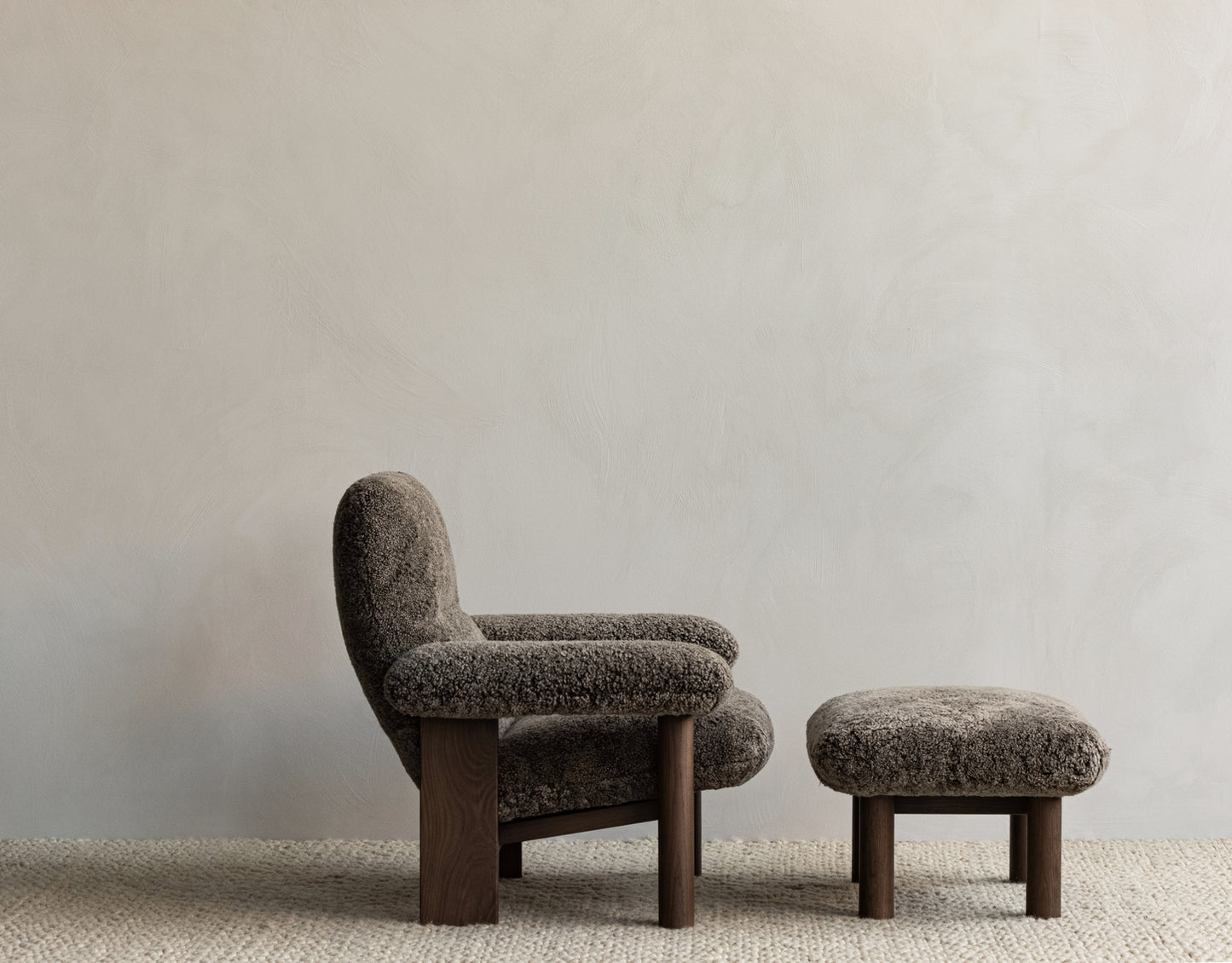 Brasilia lounge chair sheepskin root, walnut