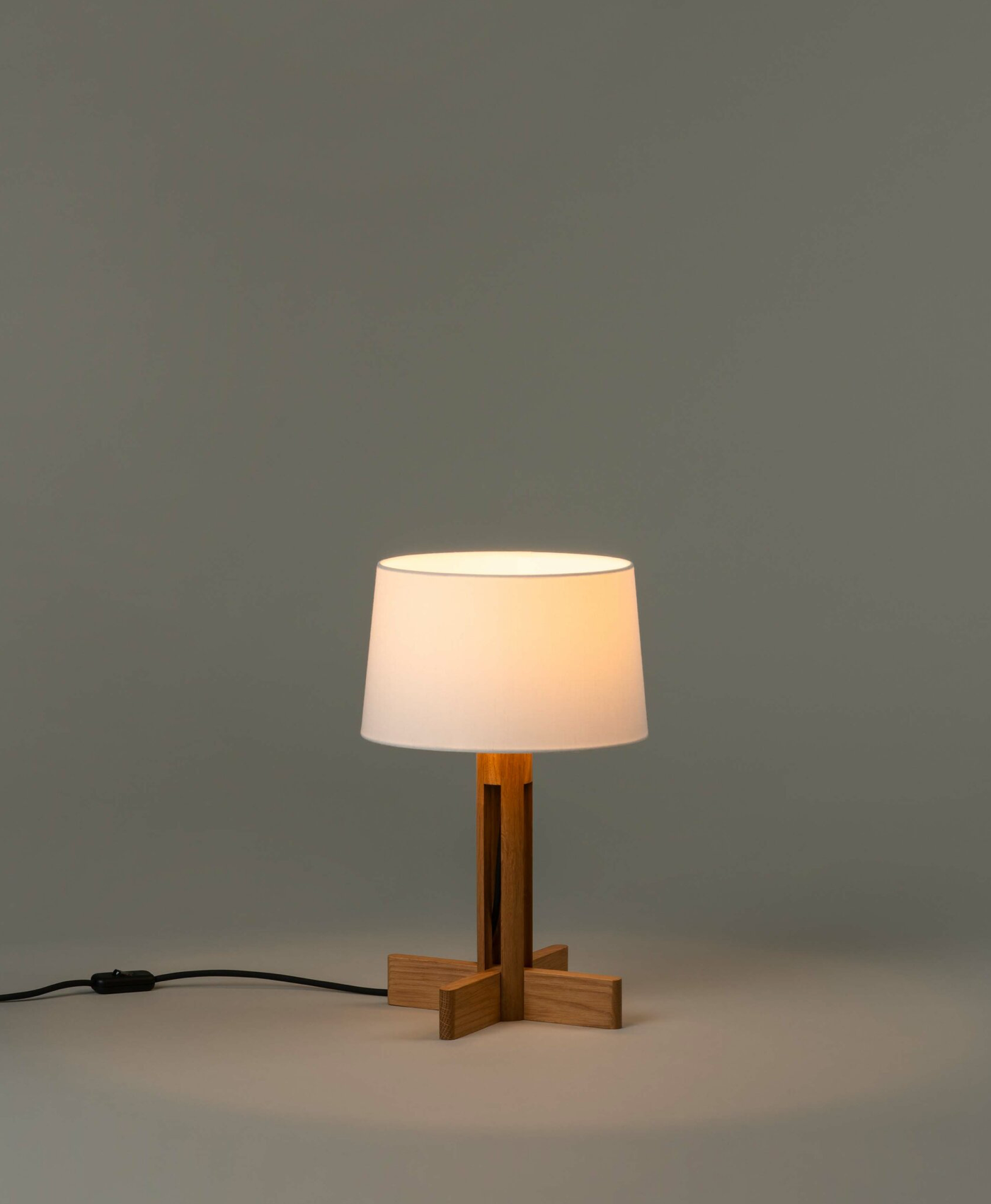 FAD Menor table lamp natural oak/linen H 42 cm