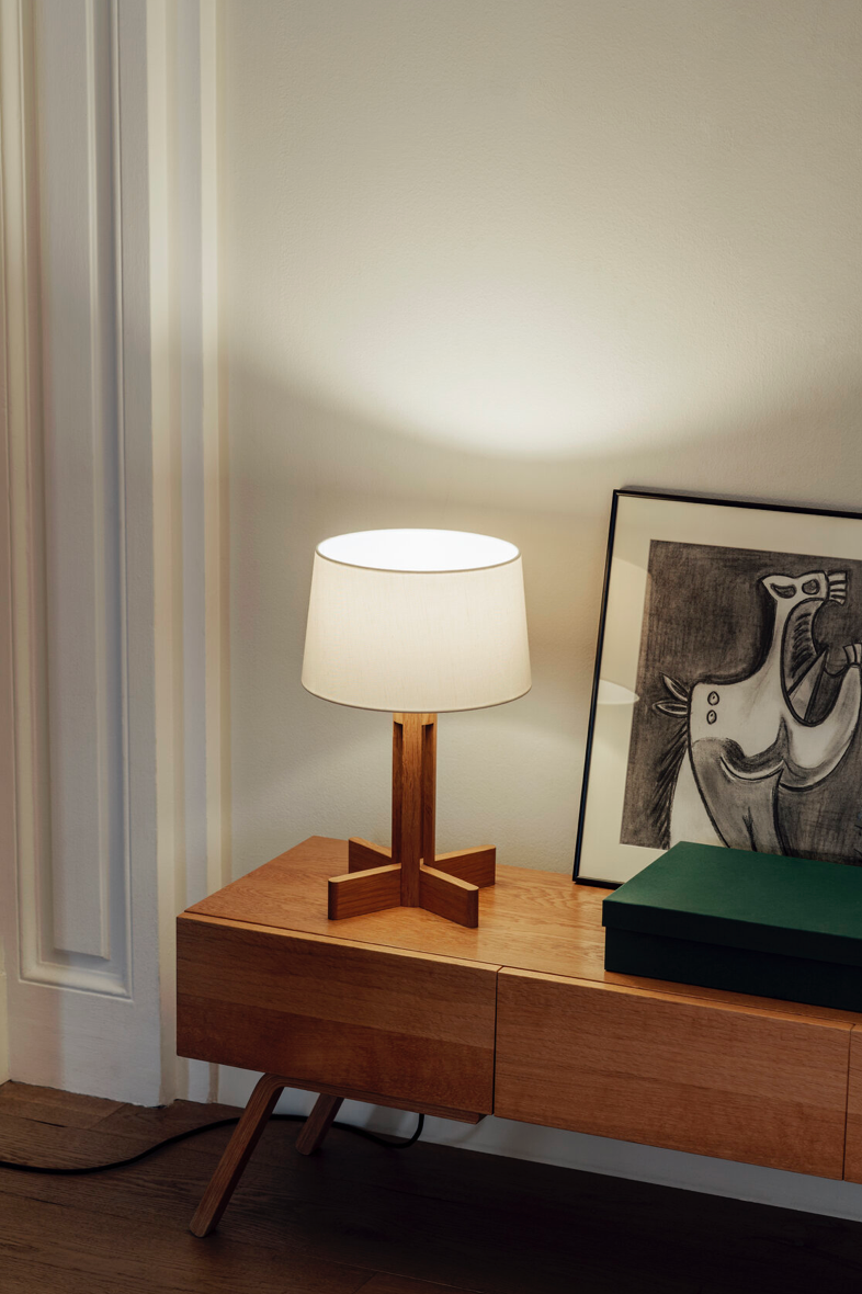 FAD Menor table lamp natural oak/linen H 42 cm