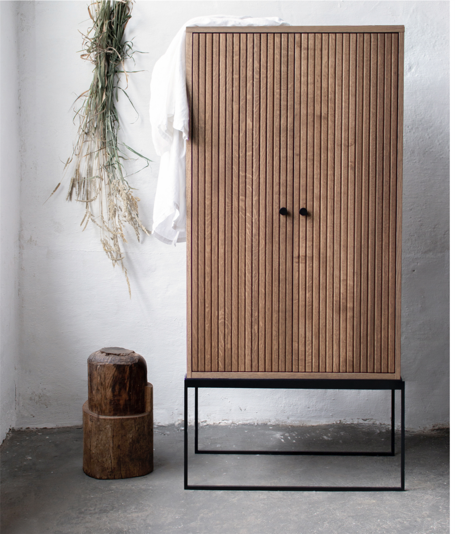 Dis cabinet smoked oak grooved doors