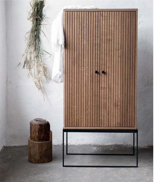 Dis cabinet smoked oak grooved doors