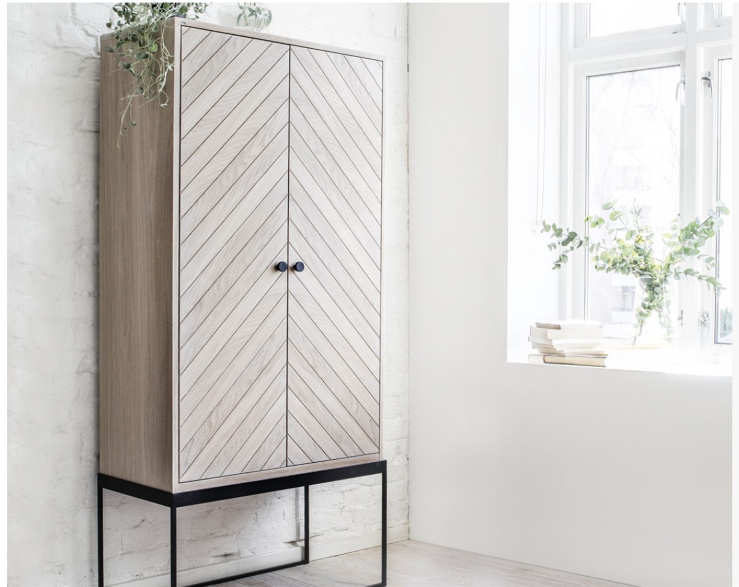 Dis cabinet white oiled oak fishbone patterned doors