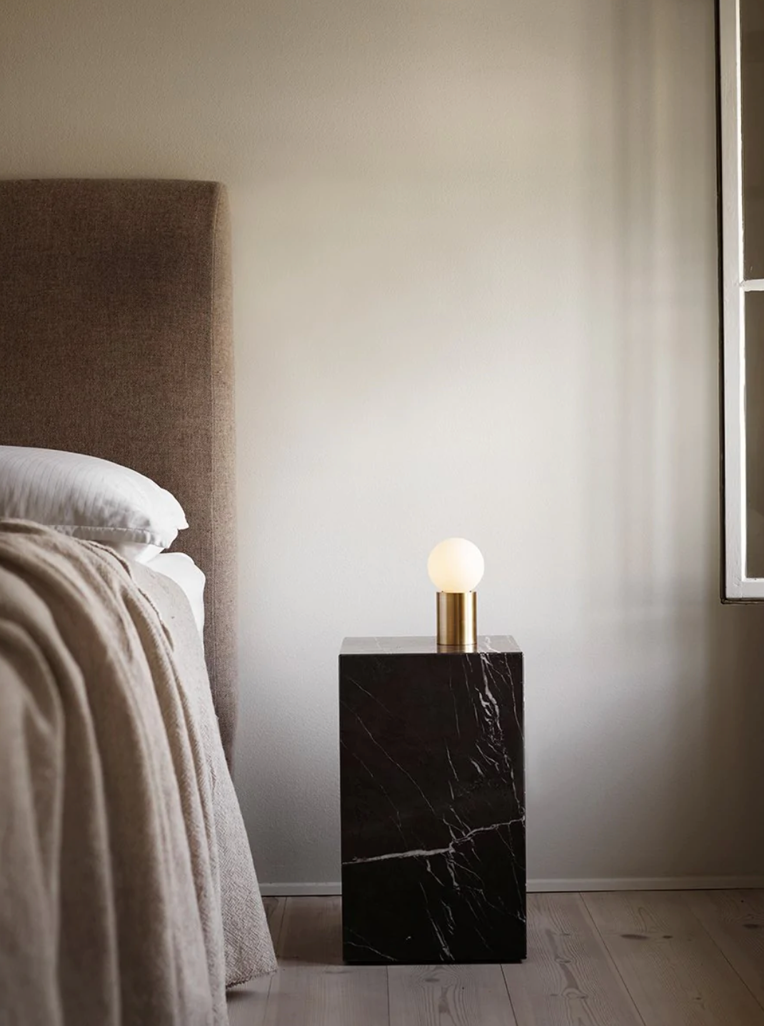 Plinth Tall Sidebord - Nero Marquina Marmor