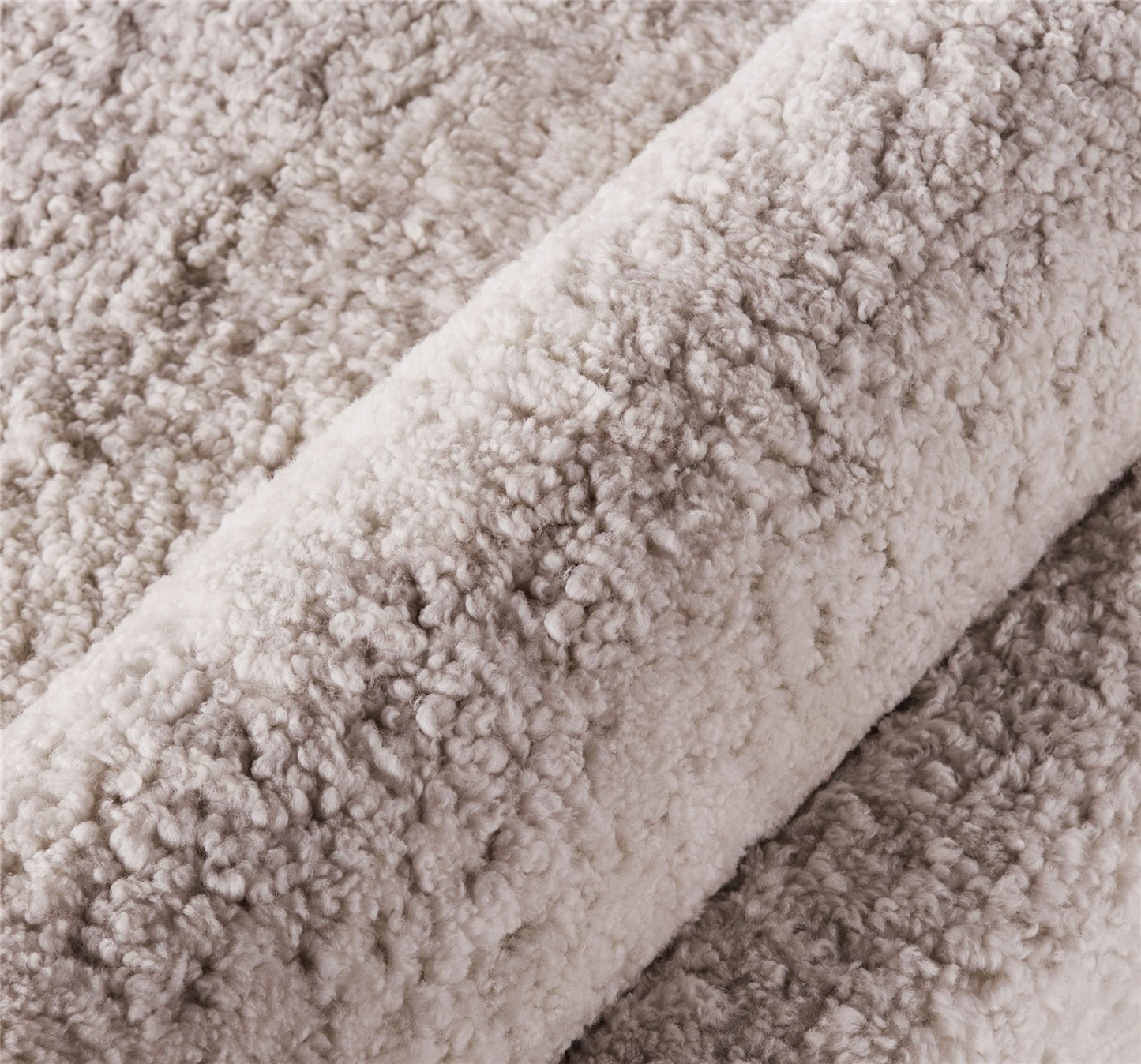 V Daybed Sheepskin