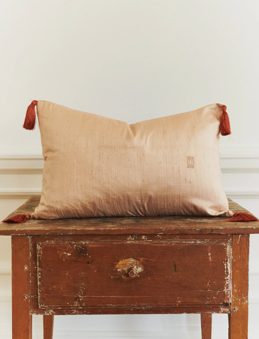 Silk cushion soft dusty pink 35x55cm