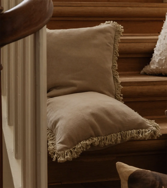 Pute varm beige 35x75cm velour m/fryns