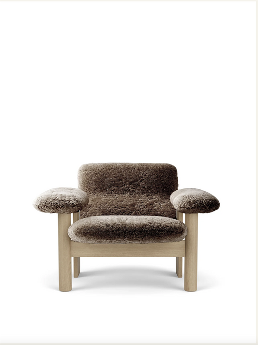 BRASILIA LOUNGE CHAIR, LOW BACK, NATURAL OAK /SHEEPSKIN SAHARA