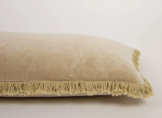 Pute varm beige 35x75cm velour m/fryns