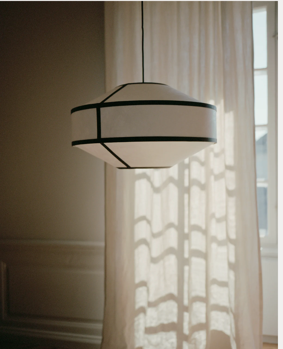 Kite Pendant Lamp Ø55 White and Black Tyvek
