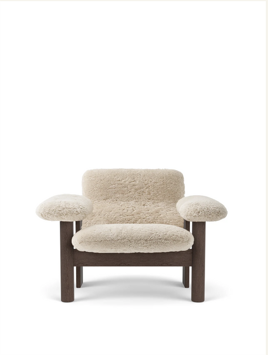 BRASILIA LOUNGE CHAIR, LOW DARK STAINED OAK SHEEPSKIN