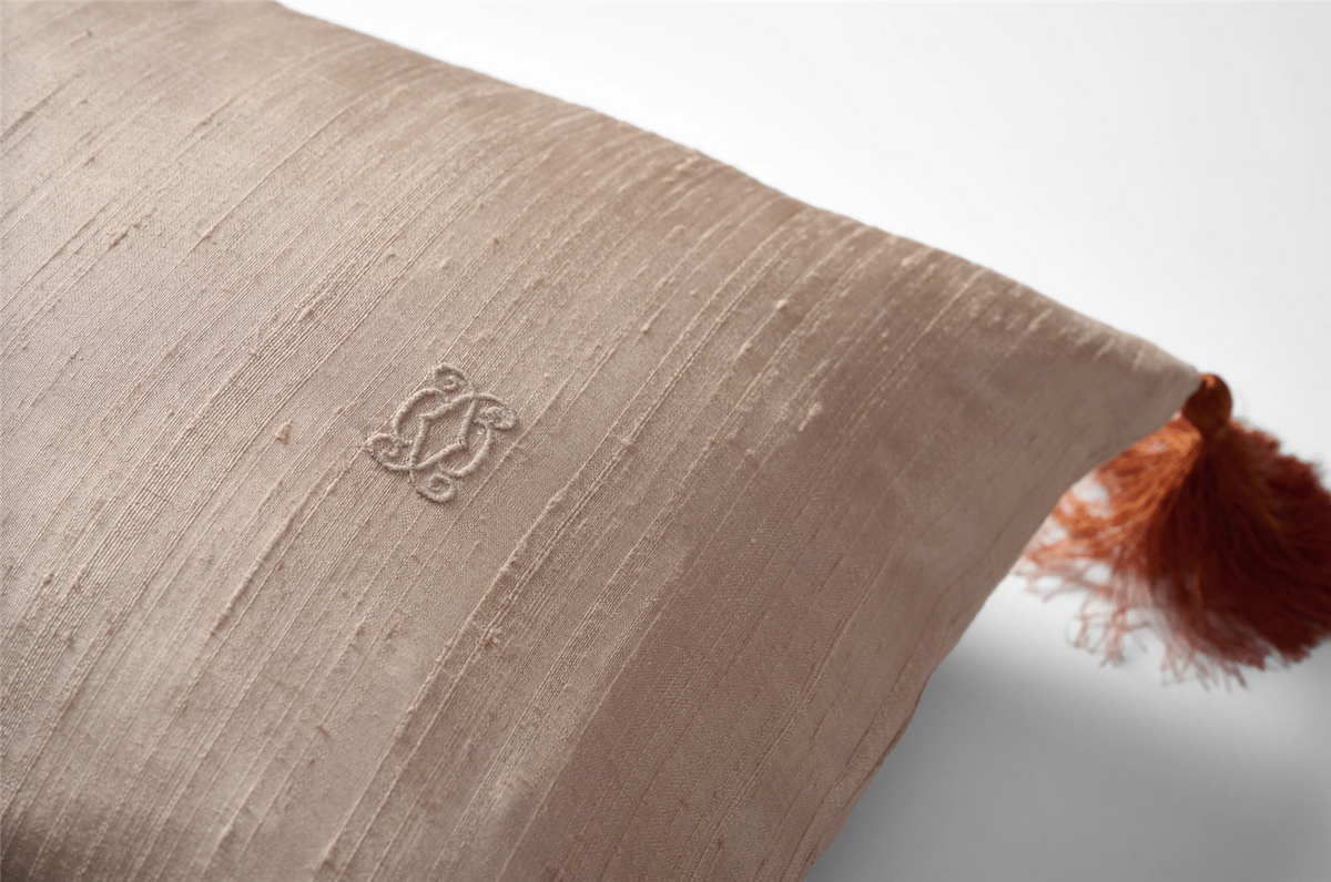 Silk cushion soft dusty pink 35x55cm