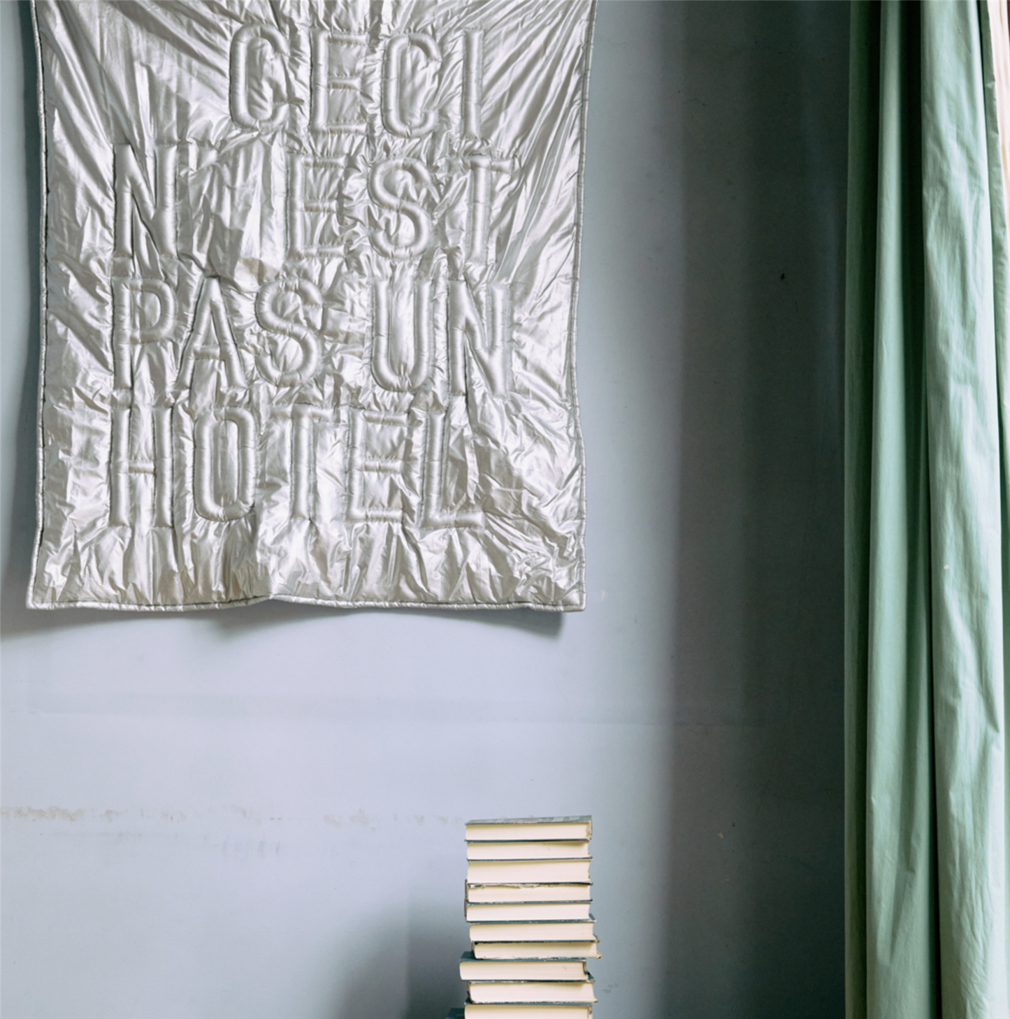 Veggteppe 'Ceci n'est pas un hôtel'