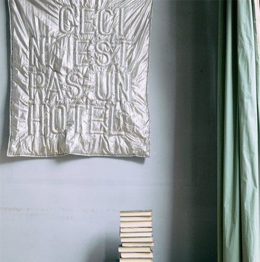 Veggteppe 'Ceci n'est pas un hôtel'