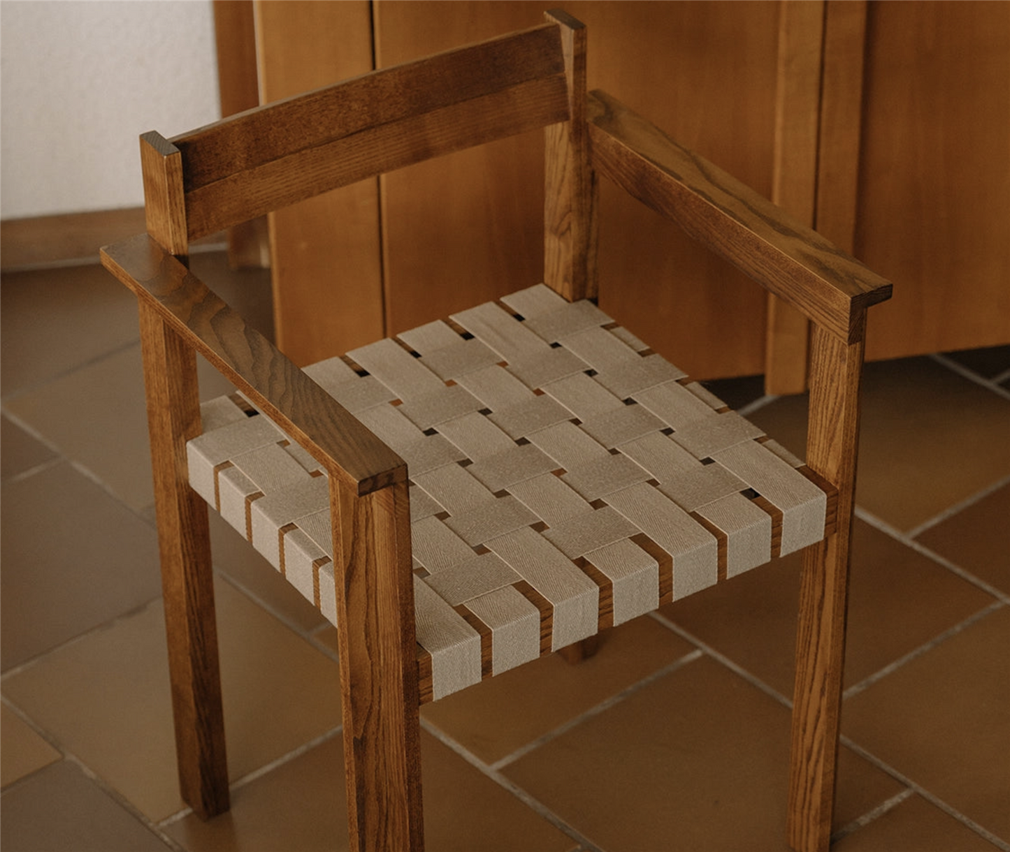 Symmetry Armrest Chair /Honey Ash Wood/Oat