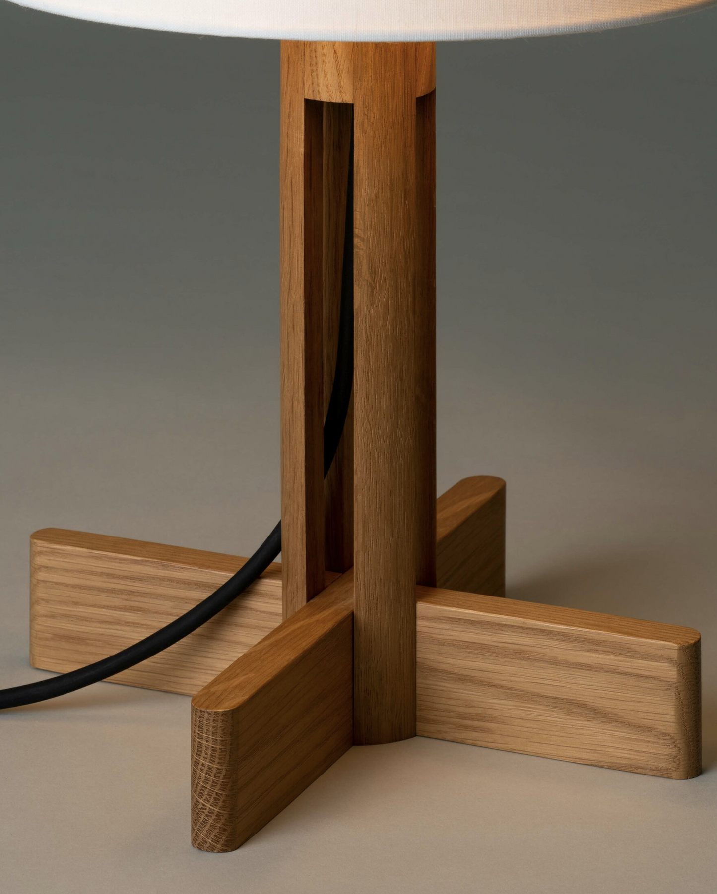 FAD Menor table lamp natural oak/linen H 42 cm